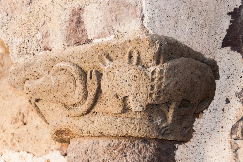 Tierdarstellung an einem Säulenkapitell im Normannischen Kreuzgang